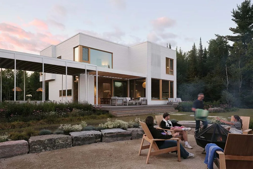 Esta casa es una interpretación contemporánea de la vida junto al lago