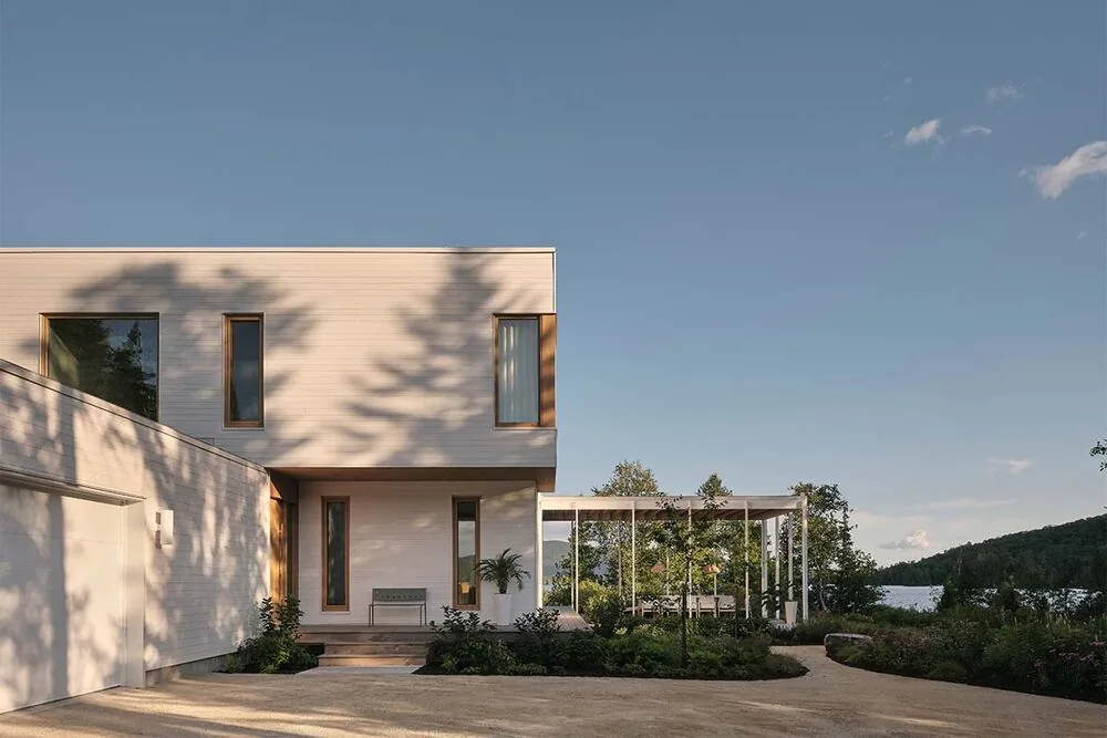 Esta casa es una interpretación contemporánea de la vida junto al lago