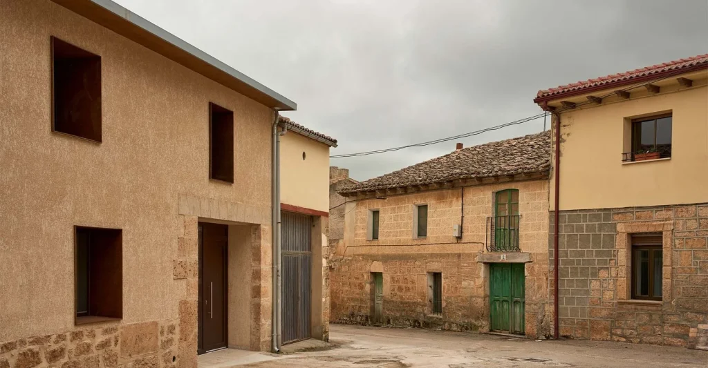 Esta casa patrimonial está intervenida en su interior con madera
