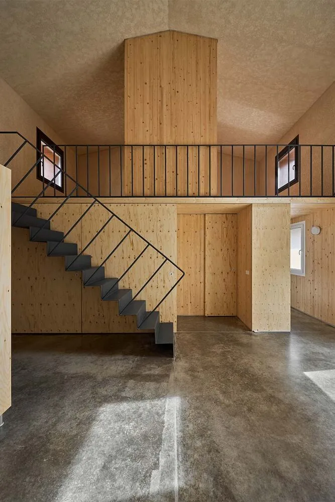 Esta casa patrimonial está intervenida en su interior con madera