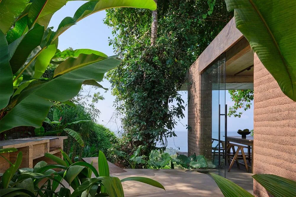 Esta casa se levanta entre árboles centenarios y abraza la filosofía del 'wabi-sabi'