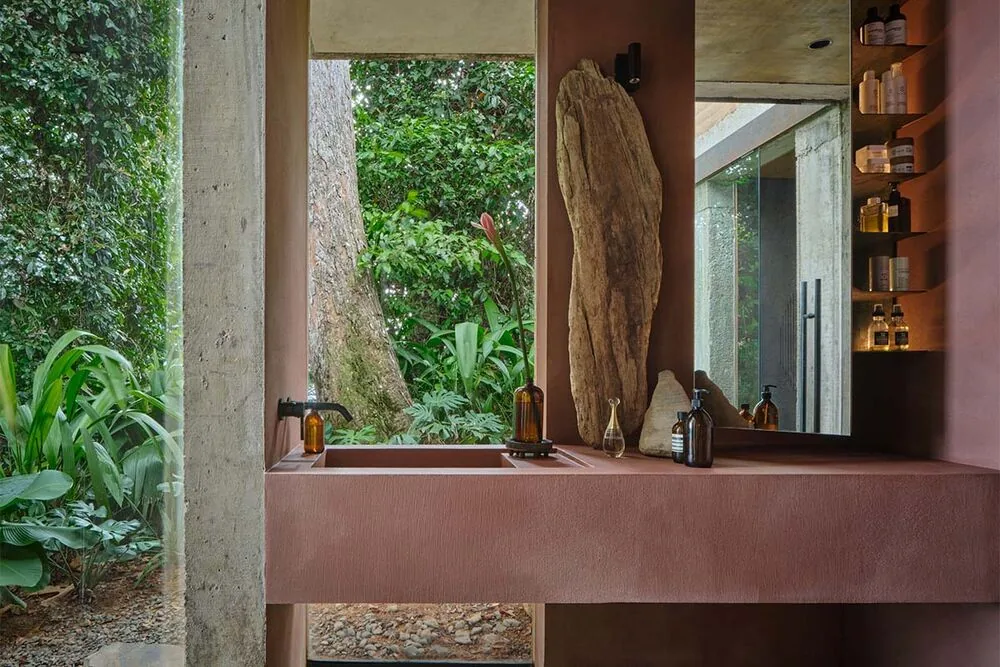 Esta casa se levanta entre árboles centenarios y abraza la filosofía del 'wabi-sabi'
