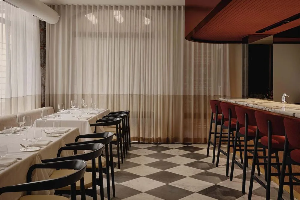 Este restaurante en canadá enseña sobre el poder emocional de la luz y los materiales