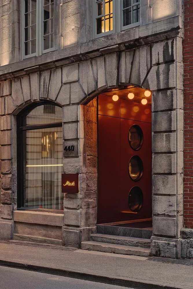 Este restaurante en canadá enseña sobre el poder emocional de la luz y los materiales