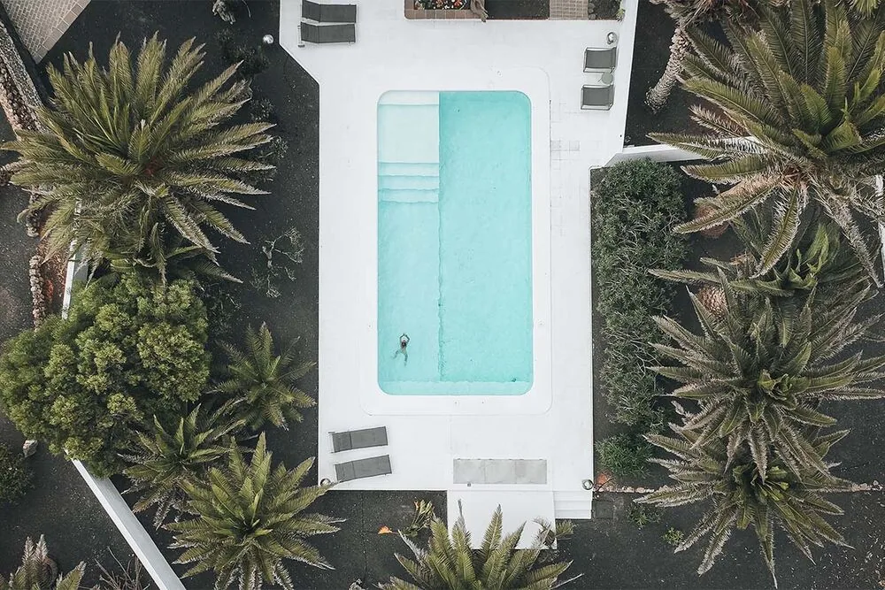 La renovación de una casa en españa que integra color, clima y paisaje La renovación de una casa en españa que integra color, clima y paisaje