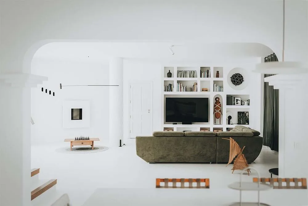 La renovación de una casa en españa que integra color, clima y paisaje La renovación de una casa en españa que integra color, clima y paisaje