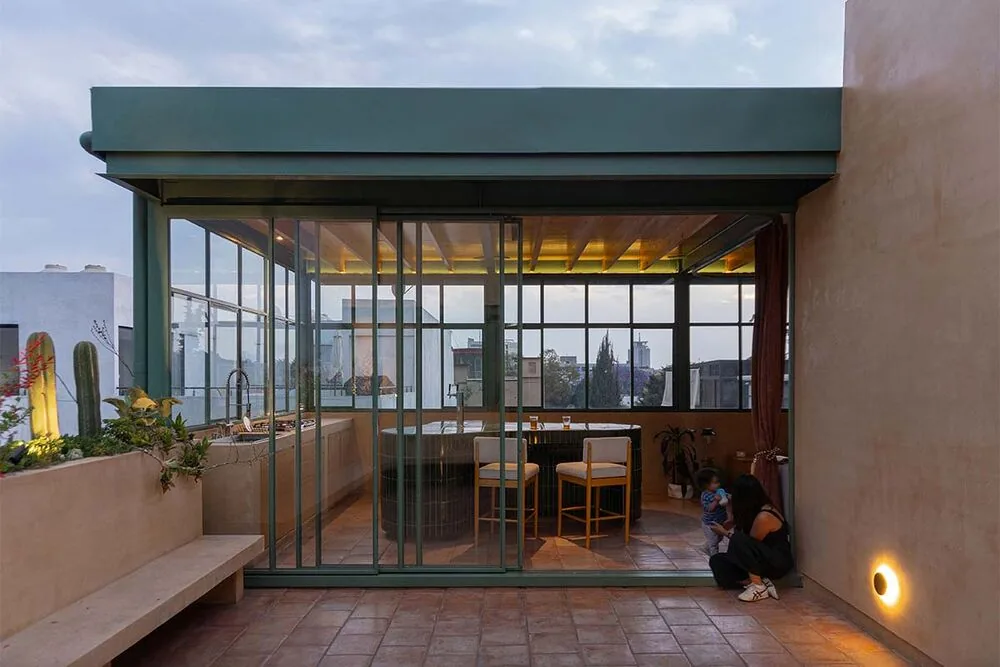 La terraza de esta vivienda en méxico realza la transforma el caos urbano en contemplación
