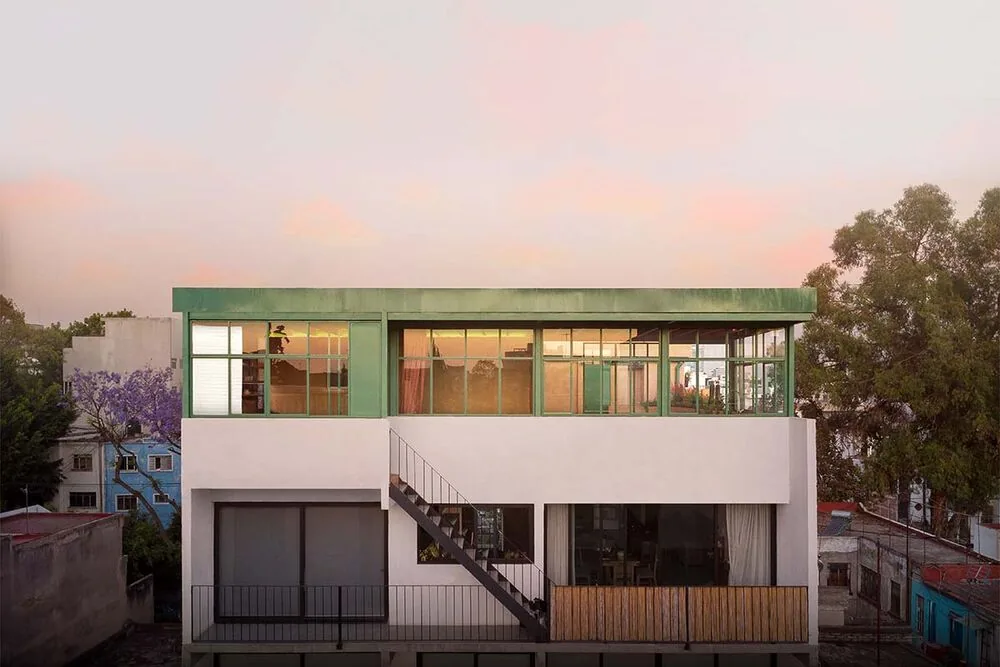 La terraza de esta vivienda en méxico realza la transforma el caos urbano en contemplación