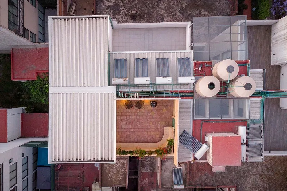 La terraza de esta vivienda en méxico realza la transforma el caos urbano en contemplación