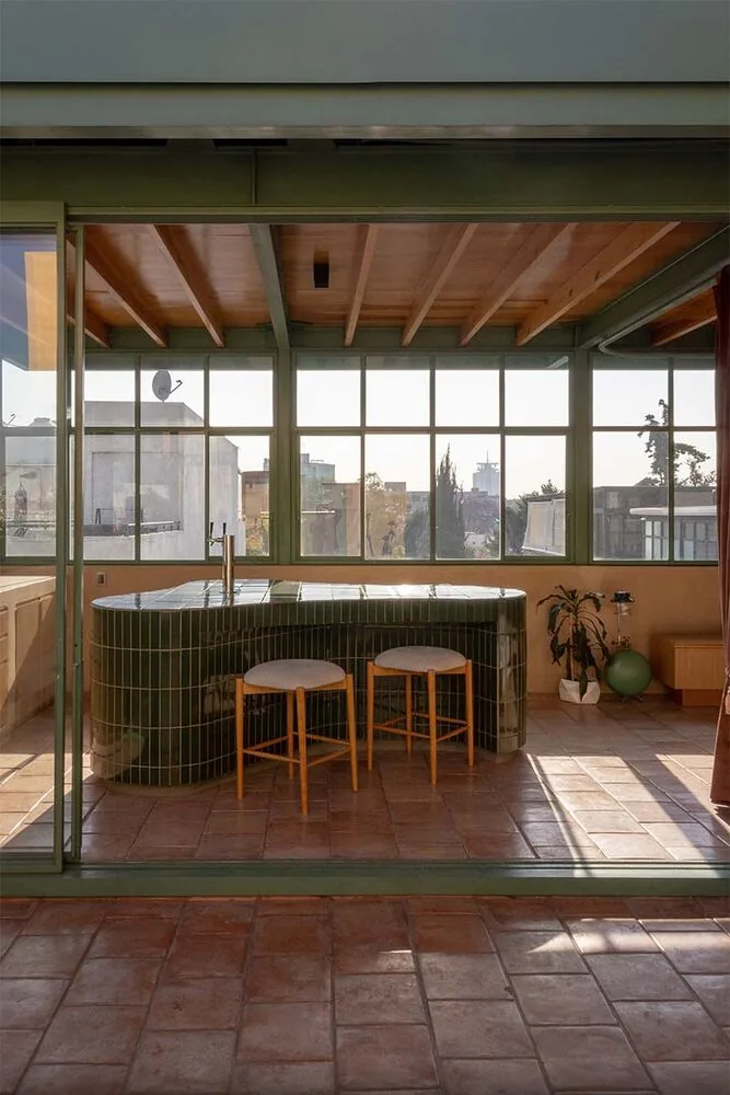 La terraza de esta vivienda en méxico realza la transforma el caos urbano en contemplación