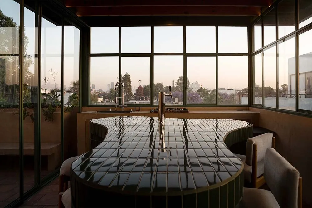 La terraza de esta vivienda en méxico realza la transforma el caos urbano en contemplación
