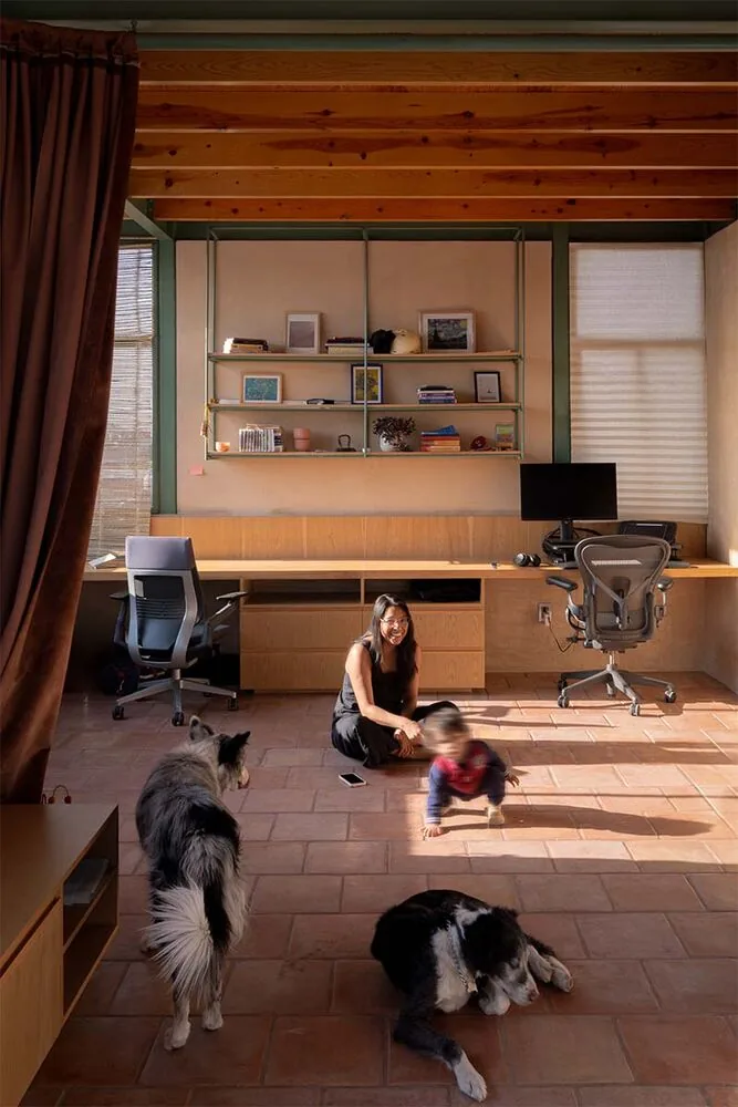 La terraza de esta vivienda en méxico realza la transforma el caos urbano en contemplación