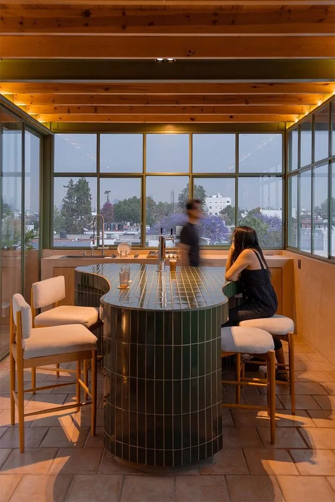 La terraza de esta vivienda en méxico realza la transforma el caos urbano en contemplación