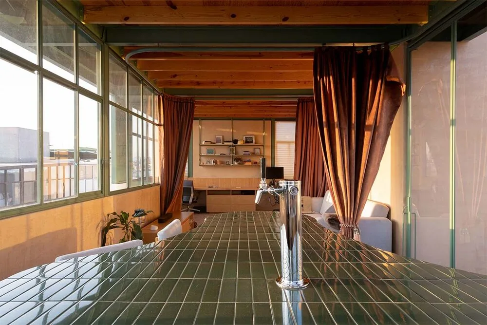 La terraza de esta vivienda en méxico realza la transforma el caos urbano en contemplación