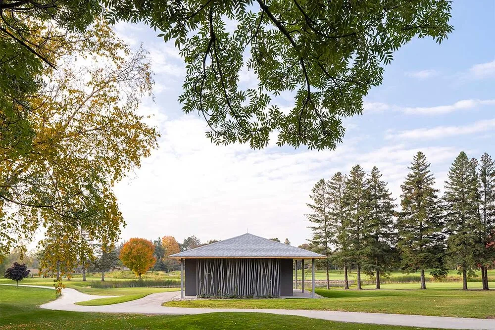 Un pabellón contemporáneo celebra el legado y la elegancia del golf femenino