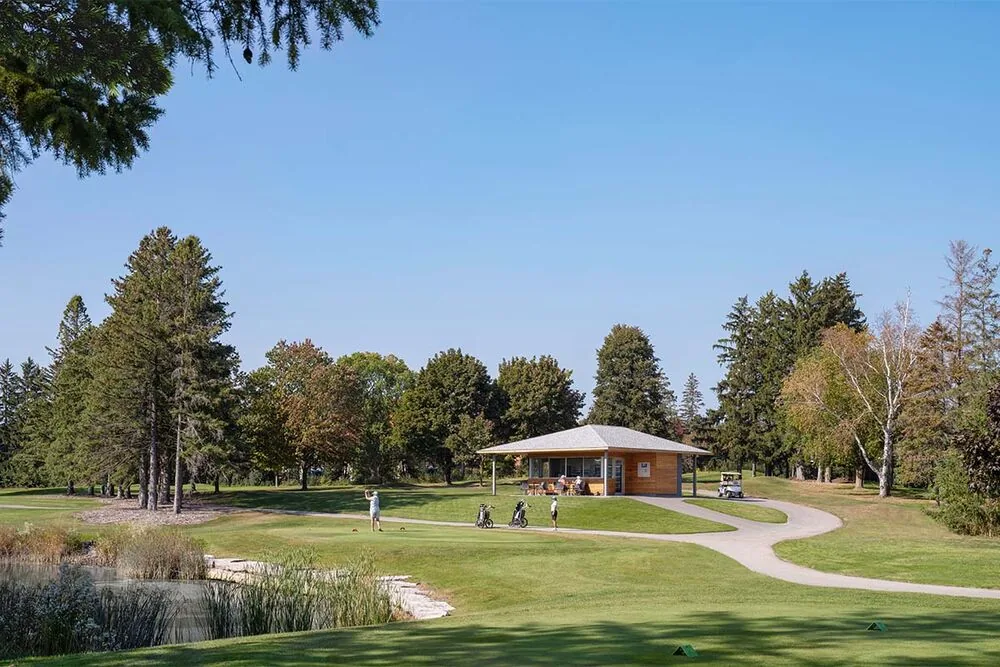 Un pabellón contemporáneo celebra el legado y la elegancia del golf femenino
