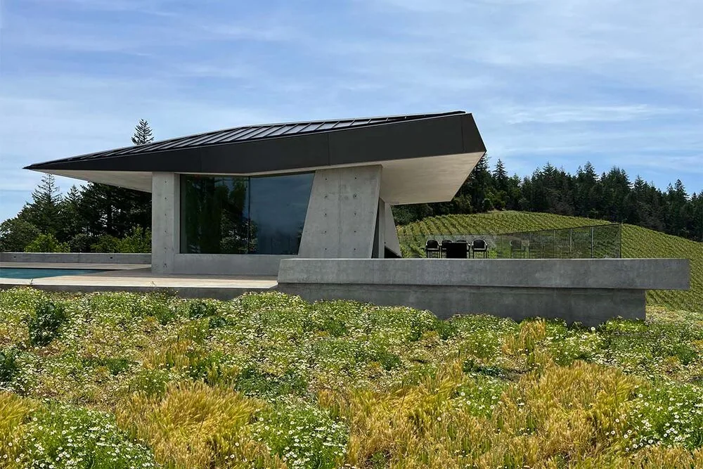 Un pabellón hecho para disfrutar del vino y el paisaje