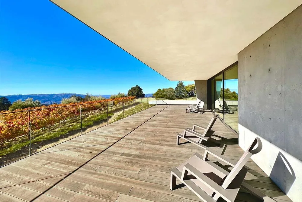 Un pabellón hecho para disfrutar del vino y el paisaje