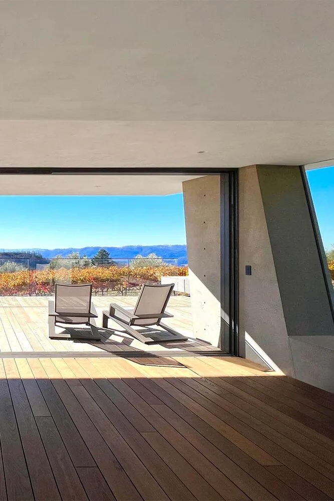 Un pabellón hecho para disfrutar del vino y el paisaje