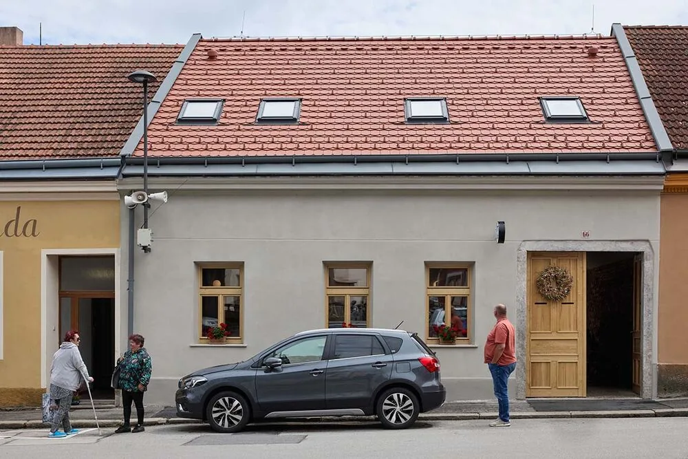 Una casa con tres vidas: es un café, un estudio de yoga y una residencia familiar