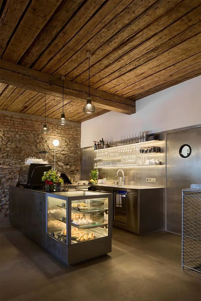 Una casa con tres vidas: es un café, un estudio de yoga y una residencia familiar