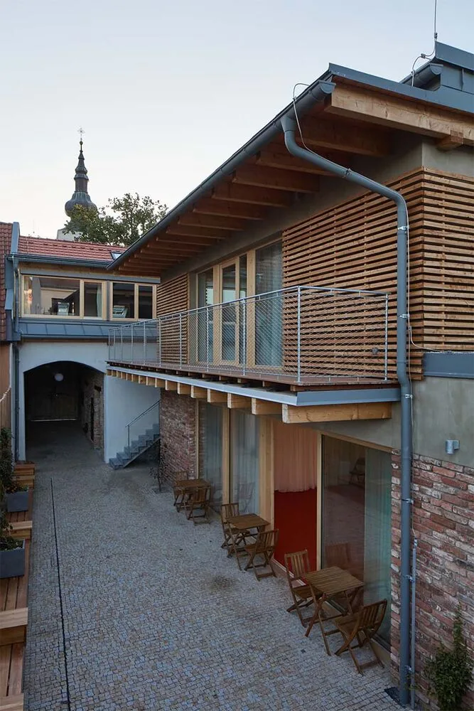 Una casa con tres vidas: es un café, un estudio de yoga y una residencia familiar