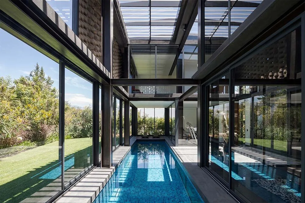 Una casa vanguardista en ecuador que integra agua y vegetación en su arquitectura