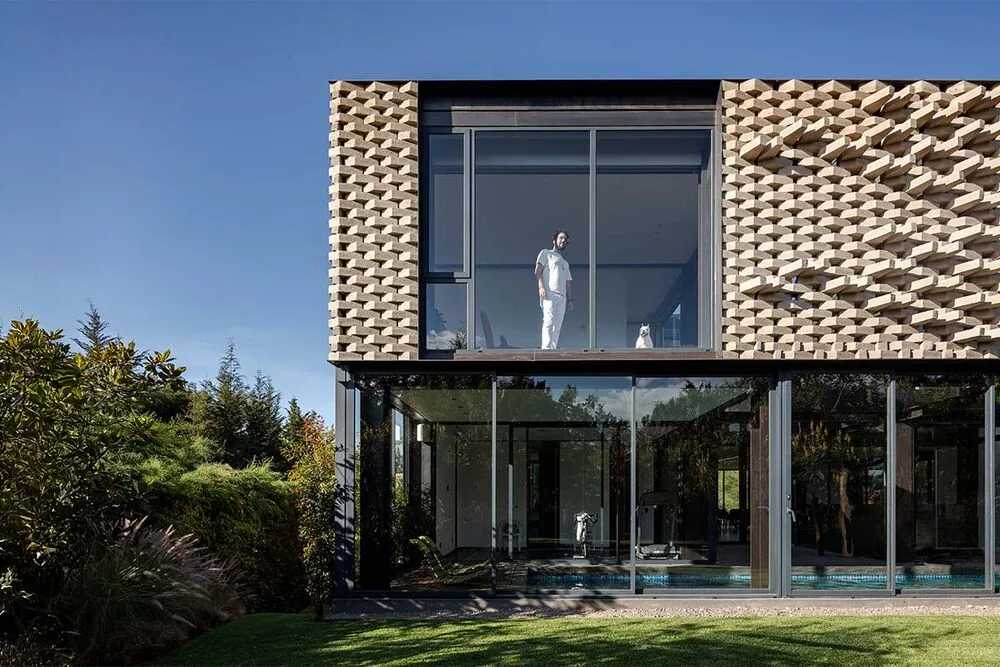 Una casa vanguardista en ecuador que integra agua y vegetación en su arquitectura