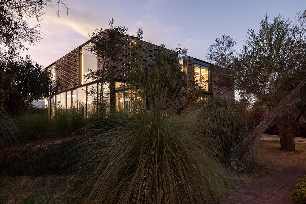 Una casa vanguardista en ecuador que integra agua y vegetación en su arquitectura