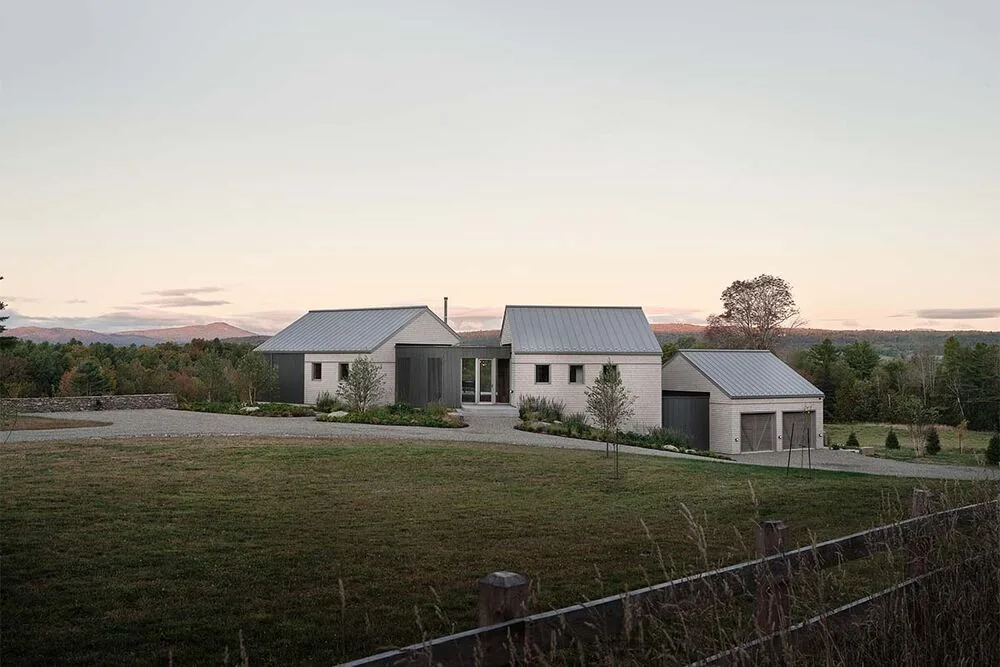Una residencia rural inspirada en las formas tradicionales de las granjas