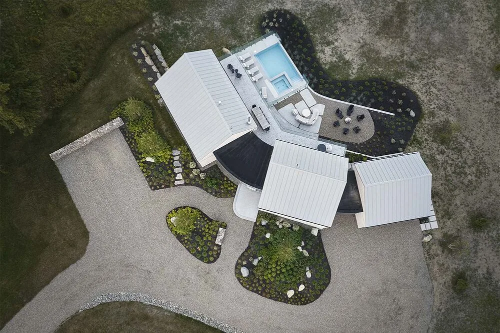 Una residencia rural inspirada en las formas tradicionales de las granjas