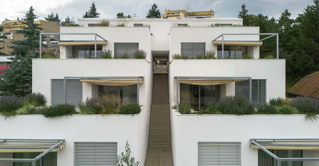 Una vivienda que abraza la complejidad del terreno para integrarse con la naturaleza