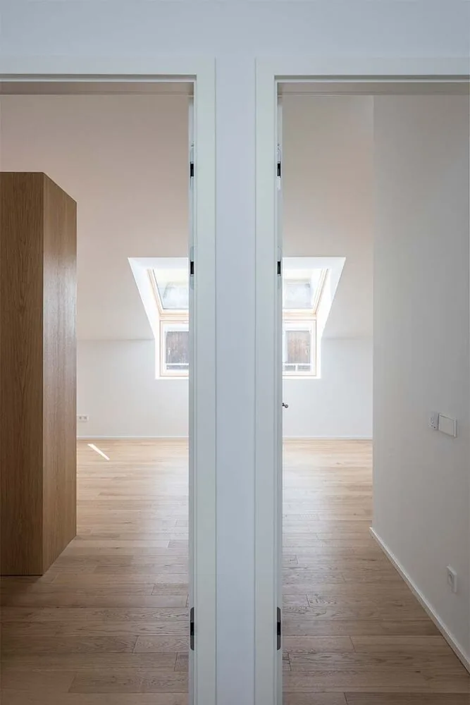 Una vivienda que abraza la complejidad del terreno para integrarse con la naturaleza