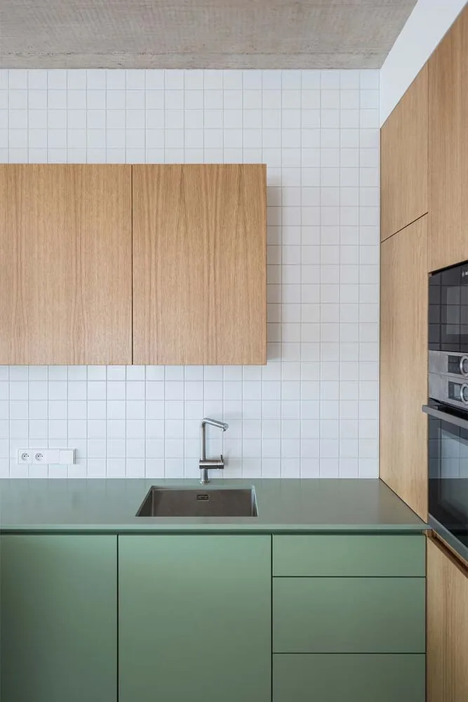 Una vivienda que abraza la complejidad del terreno para integrarse con la naturaleza