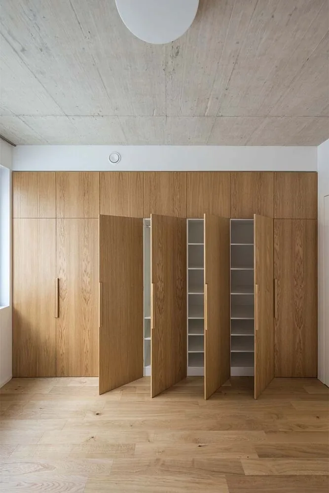 Una vivienda que abraza la complejidad del terreno para integrarse con la naturaleza