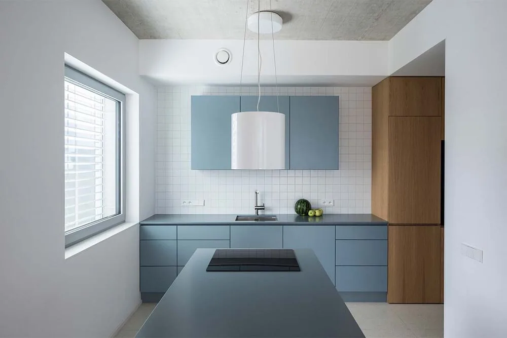 Una vivienda que abraza la complejidad del terreno para integrarse con la naturaleza