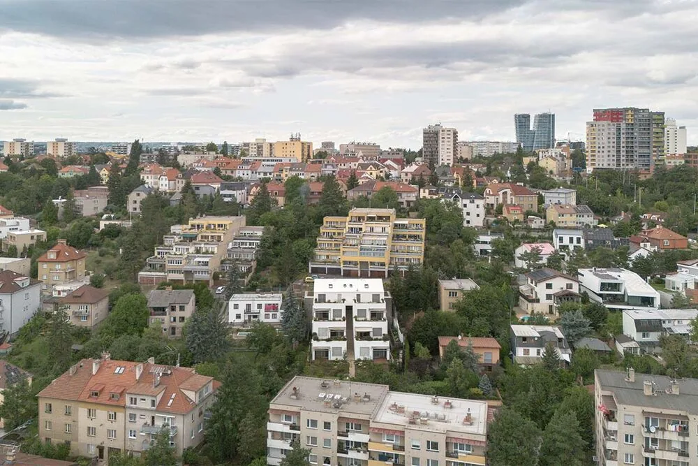 Una vivienda que abraza la complejidad del terreno para integrarse con la naturaleza