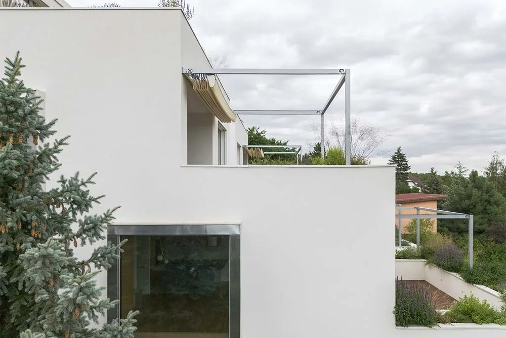 Una vivienda que abraza la complejidad del terreno para integrarse con la naturaleza