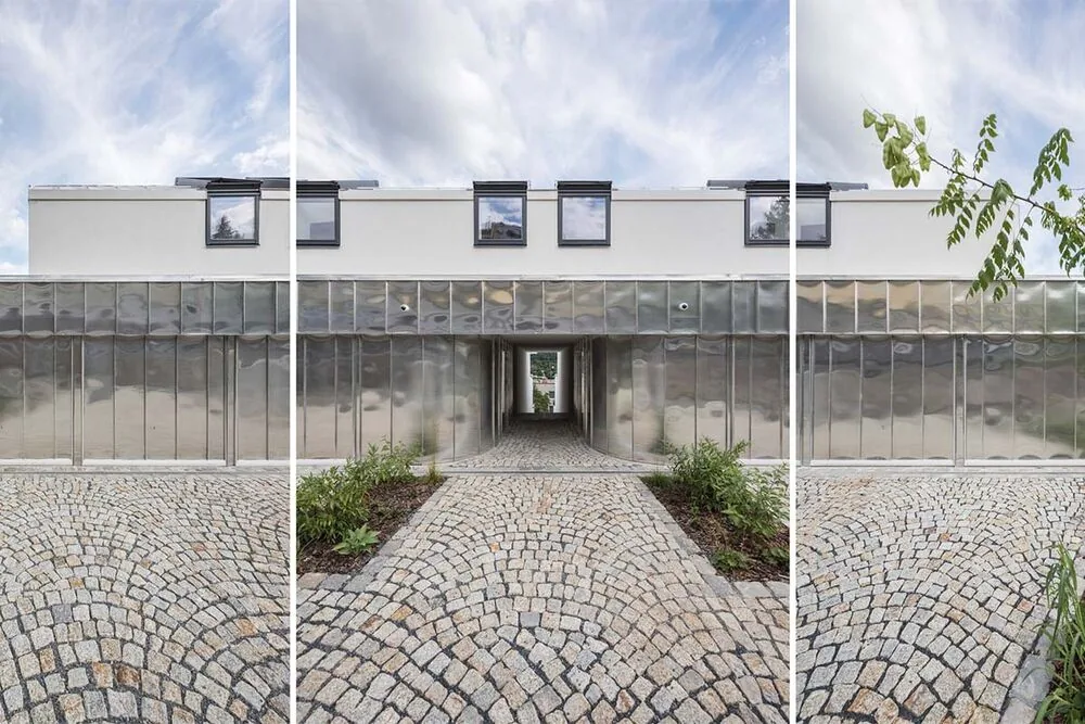 Una vivienda que abraza la complejidad del terreno para integrarse con la naturaleza