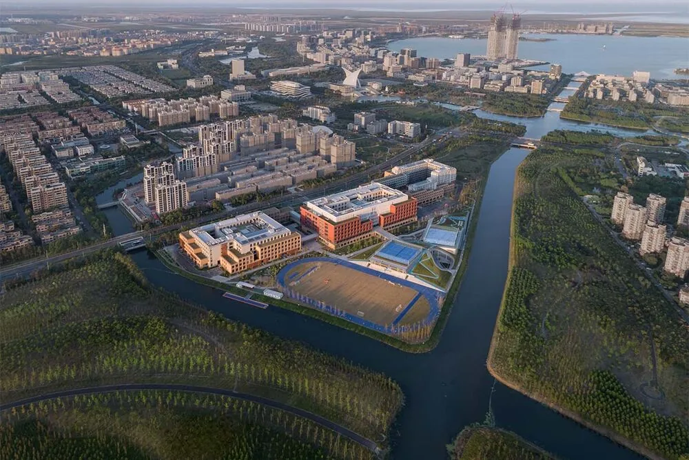Uno de los campus más extraordinarios: es una "ciudad" de estudio con una isla verde