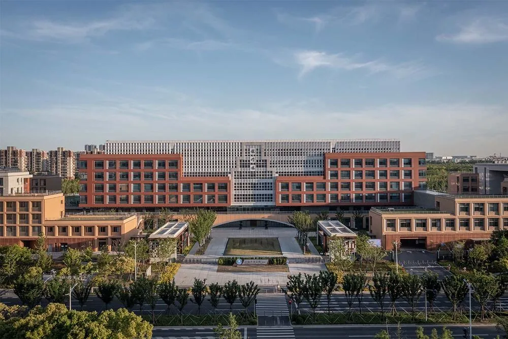 Uno de los campus más extraordinarios: es una "ciudad" de estudio con una isla verde