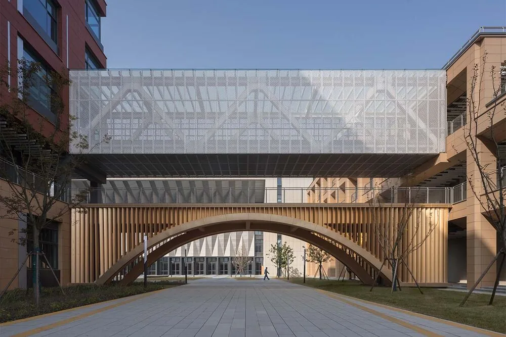 Uno de los campus más extraordinarios: es una "ciudad" de estudio con una isla verde