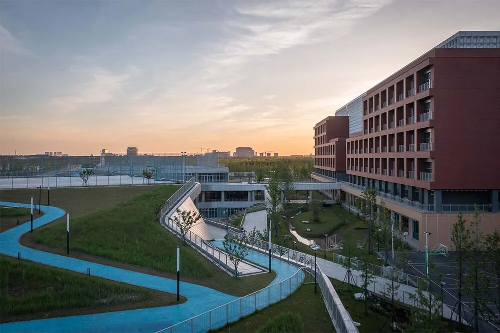 Uno de los campus más extraordinarios: es una "ciudad" de estudio con una isla verde