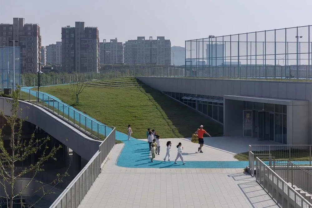 Uno de los campus más extraordinarios: es una "ciudad" de estudio con una isla verde