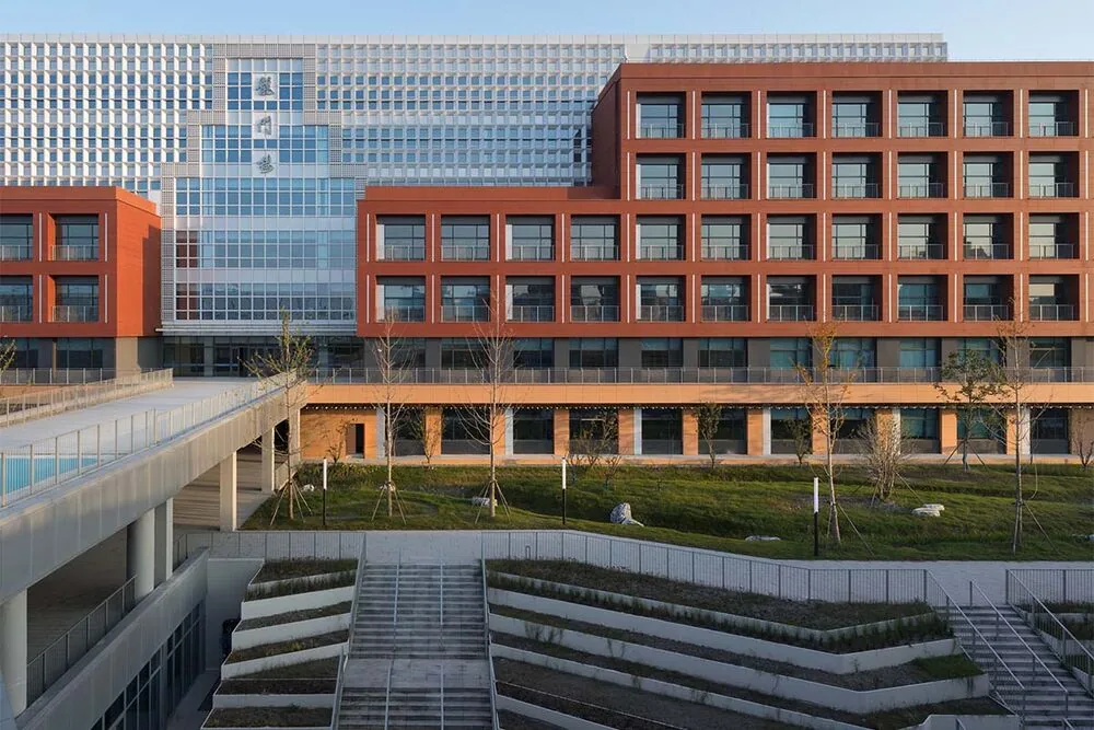 Uno de los campus más extraordinarios: es una "ciudad" de estudio con una isla verde