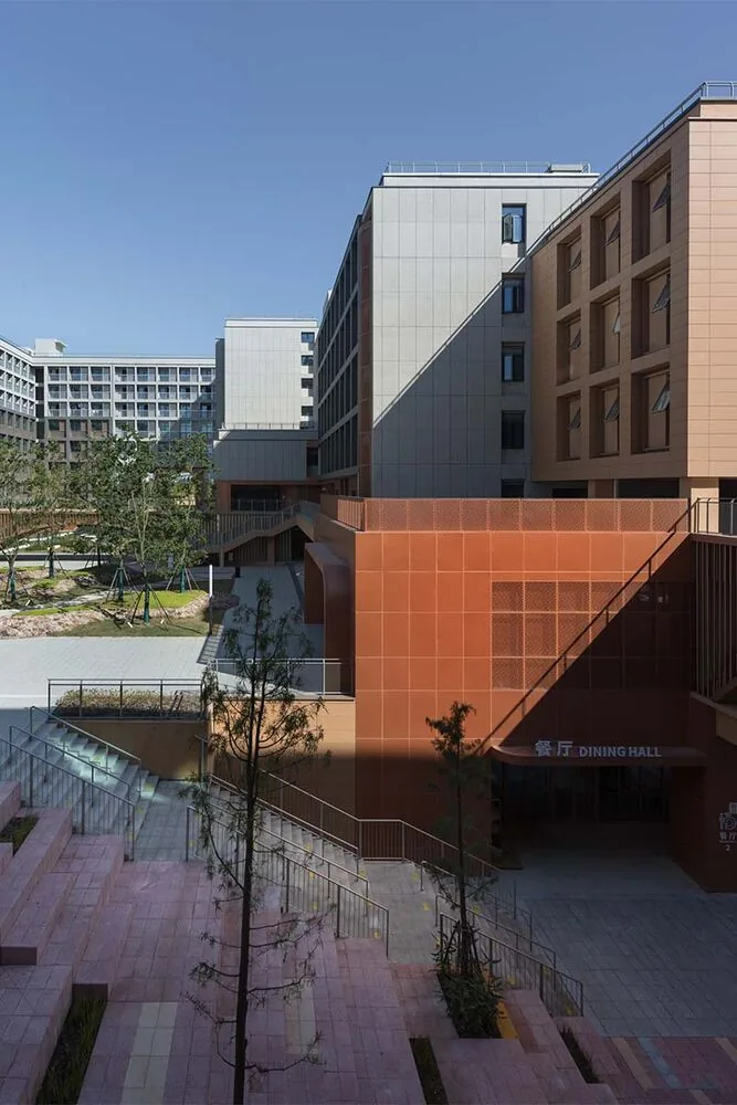 Uno de los campus más extraordinarios: es una "ciudad" de estudio con una isla verde