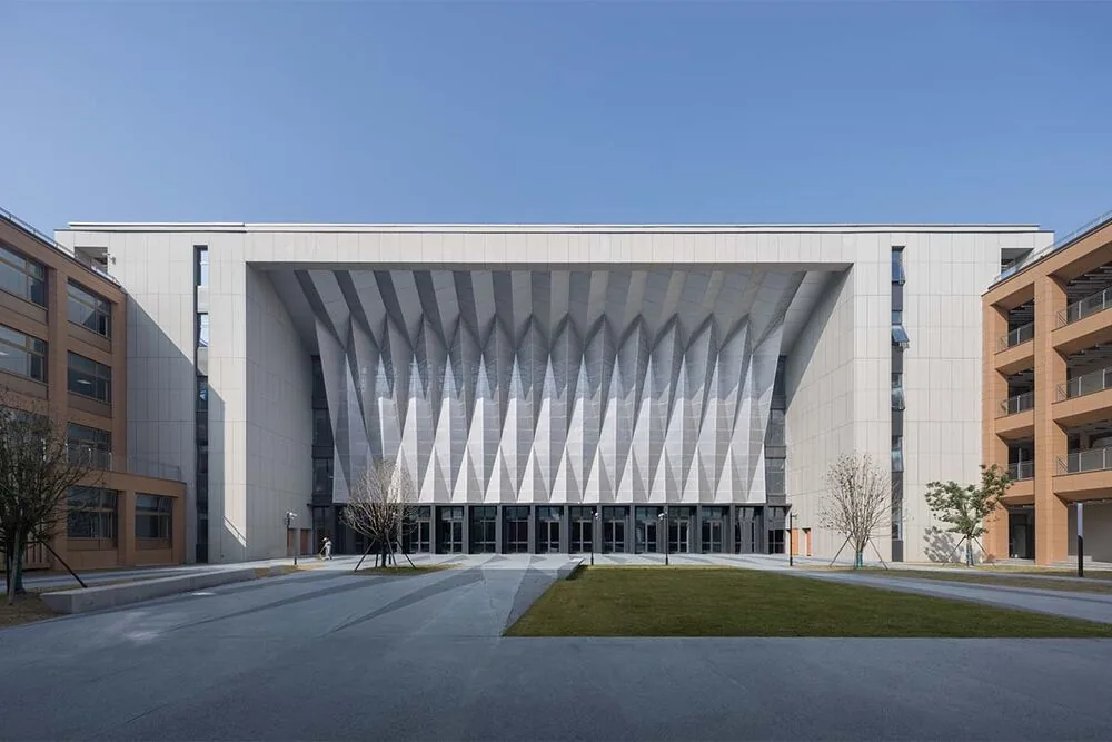 Uno de los campus más extraordinarios: es una "ciudad" de estudio con una isla verde