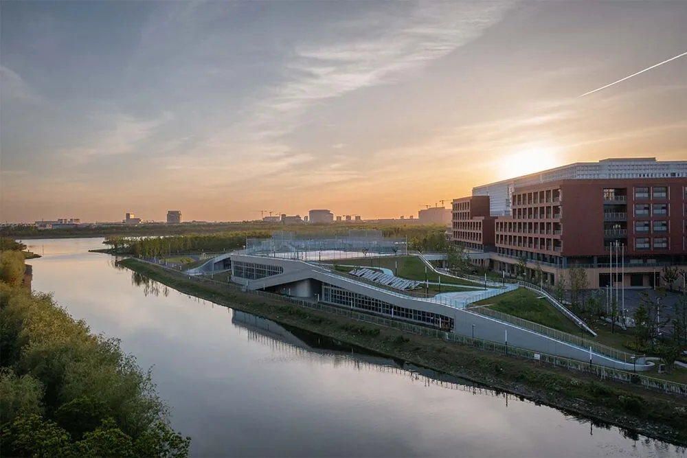 Uno de los campus más extraordinarios: es una "ciudad" de estudio con una isla verde