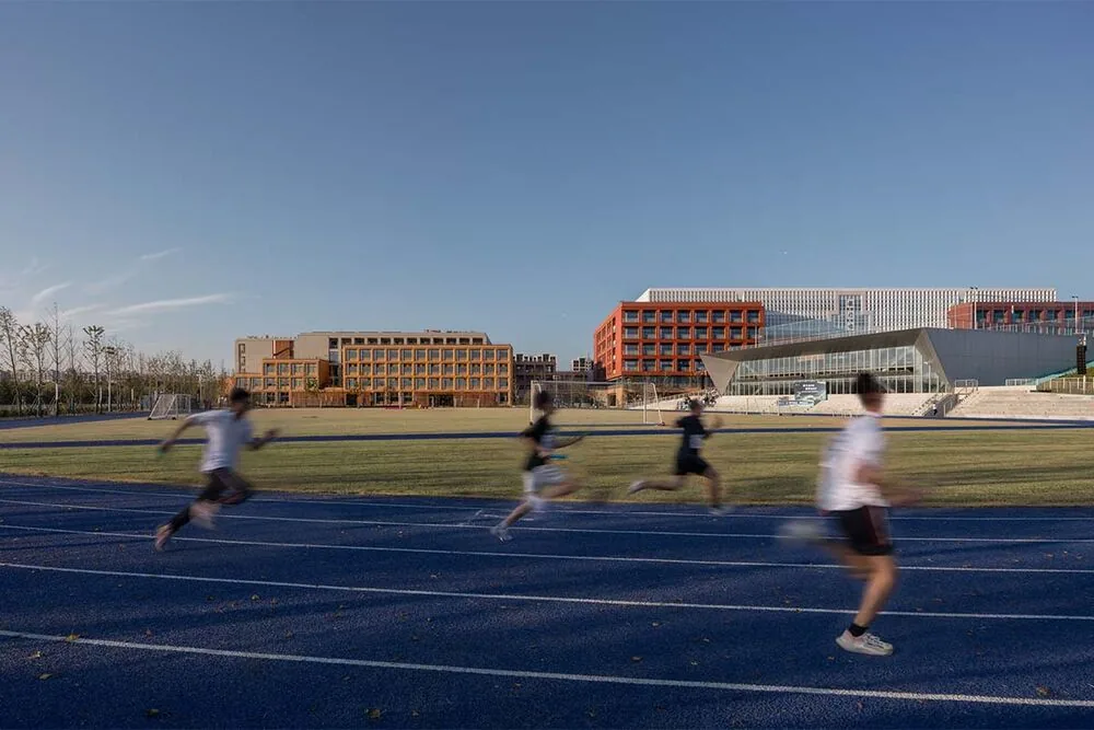 Uno de los campus más extraordinarios: es una "ciudad" de estudio con una isla verde