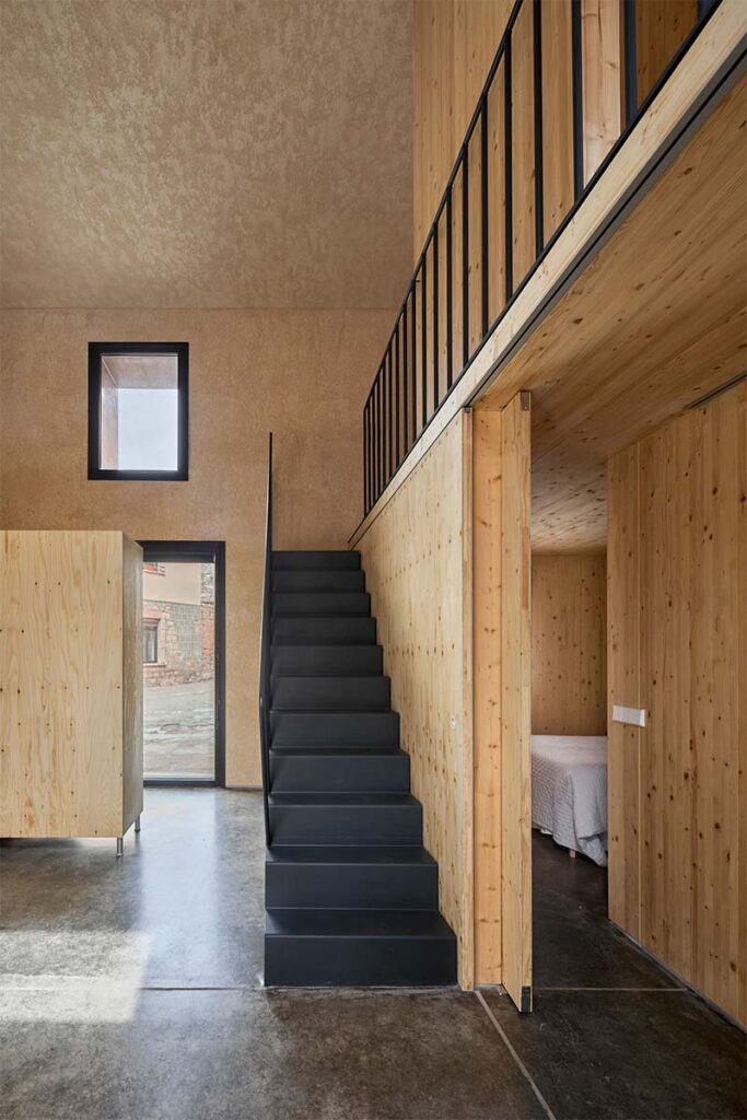 Esta casa patrimonial está intervenida en su interior con madera 5 made v house within a house javier bravo 3 Esta casa patrimonial está intervenida en su interior con madera